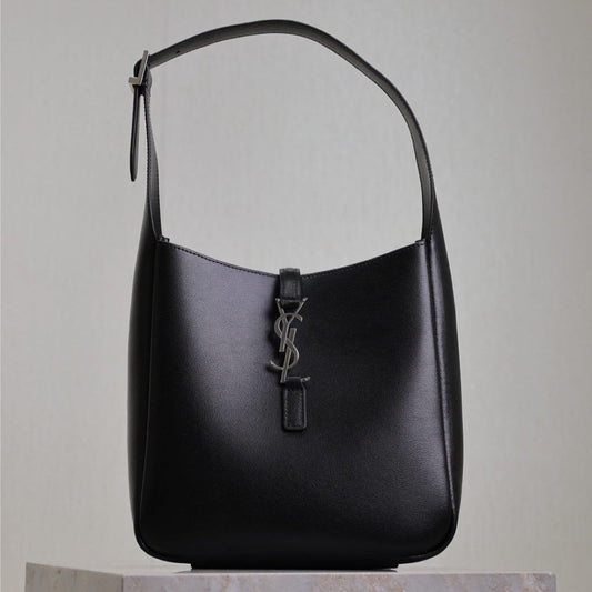 LE 5 À 7 SUPPLE BAG 23 IN BLACK CALFSKIN SILVER BUCKLE