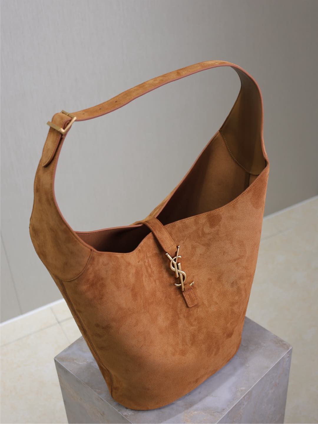 LE 5 À 7 LARGE SUPPLE HOBO BAG 31 IN BRONZE BROWN SUEDE