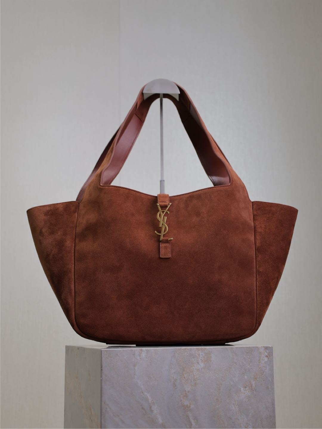 LE 5 À 7 BEA TOTE BAG 50 IN RED BROWN SUEDE GOLD LOGO