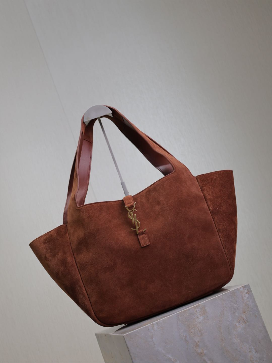 LE 5 À 7 BEA TOTE BAG 50 IN RED BROWN SUEDE GOLD LOGO