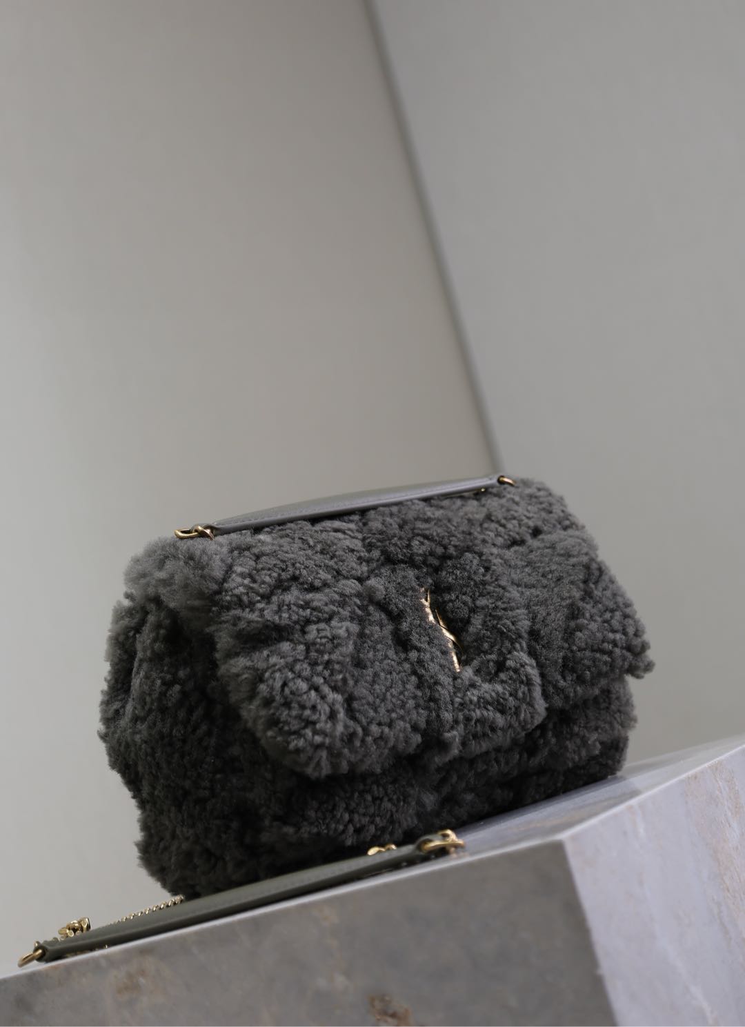 JAMIE BAG 20 IN DARK GRAY LAMB WOOL