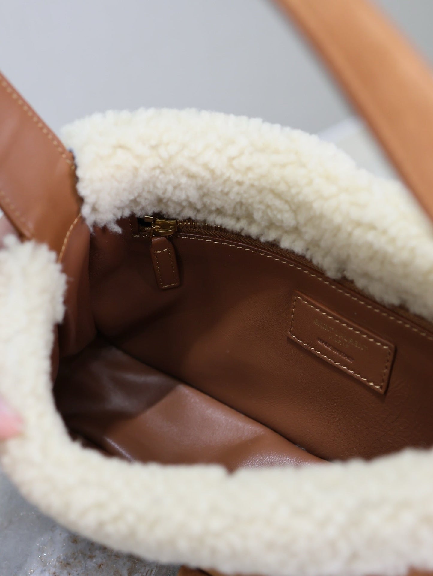 LE 5 À 7 SHOULDER BAG 25 IN BROWNIE SUEDE AND WHITE SHEARLING TRIM