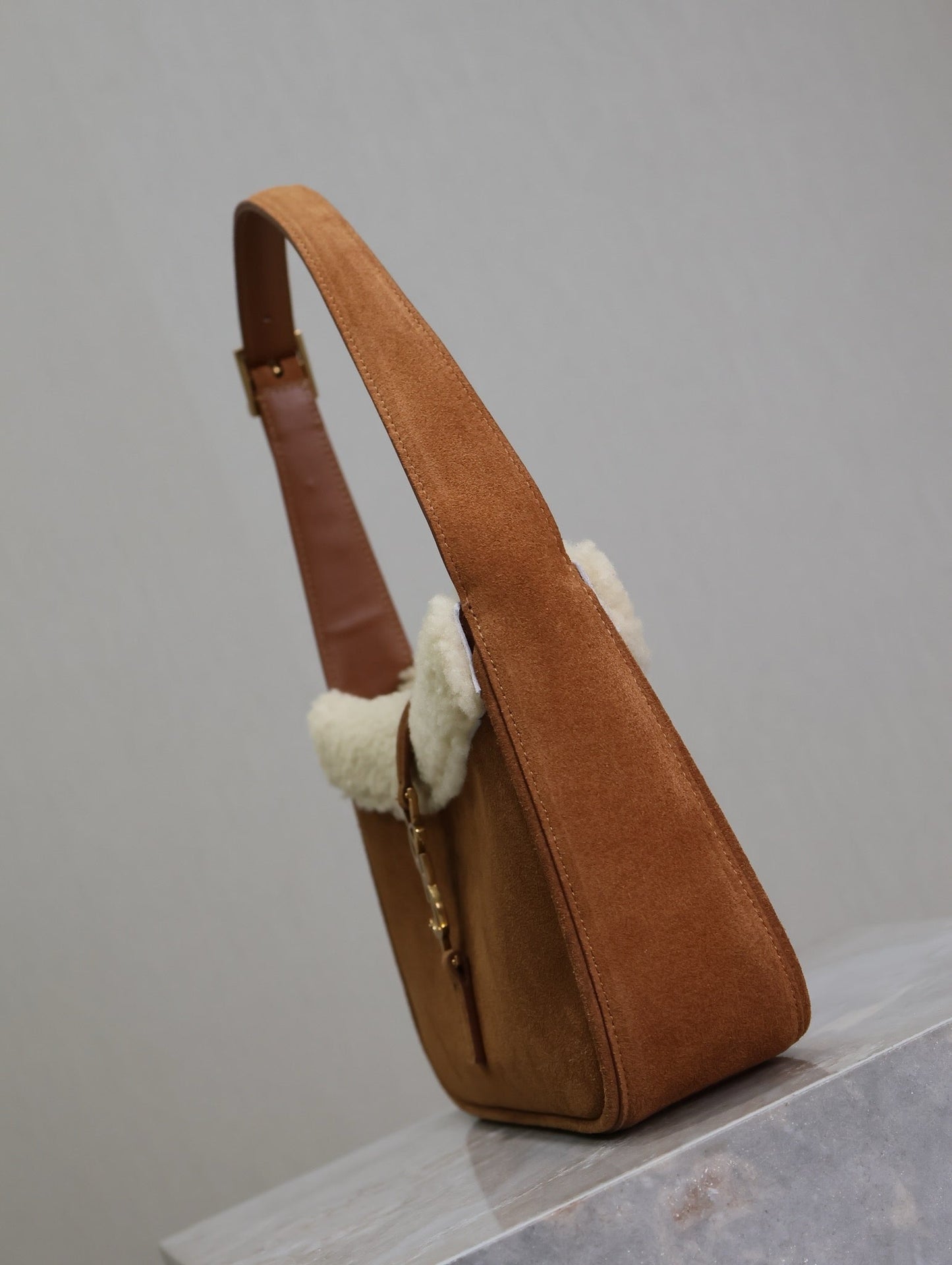 LE 5 À 7 SHOULDER BAG 25 IN BROWNIE SUEDE AND WHITE SHEARLING TRIM