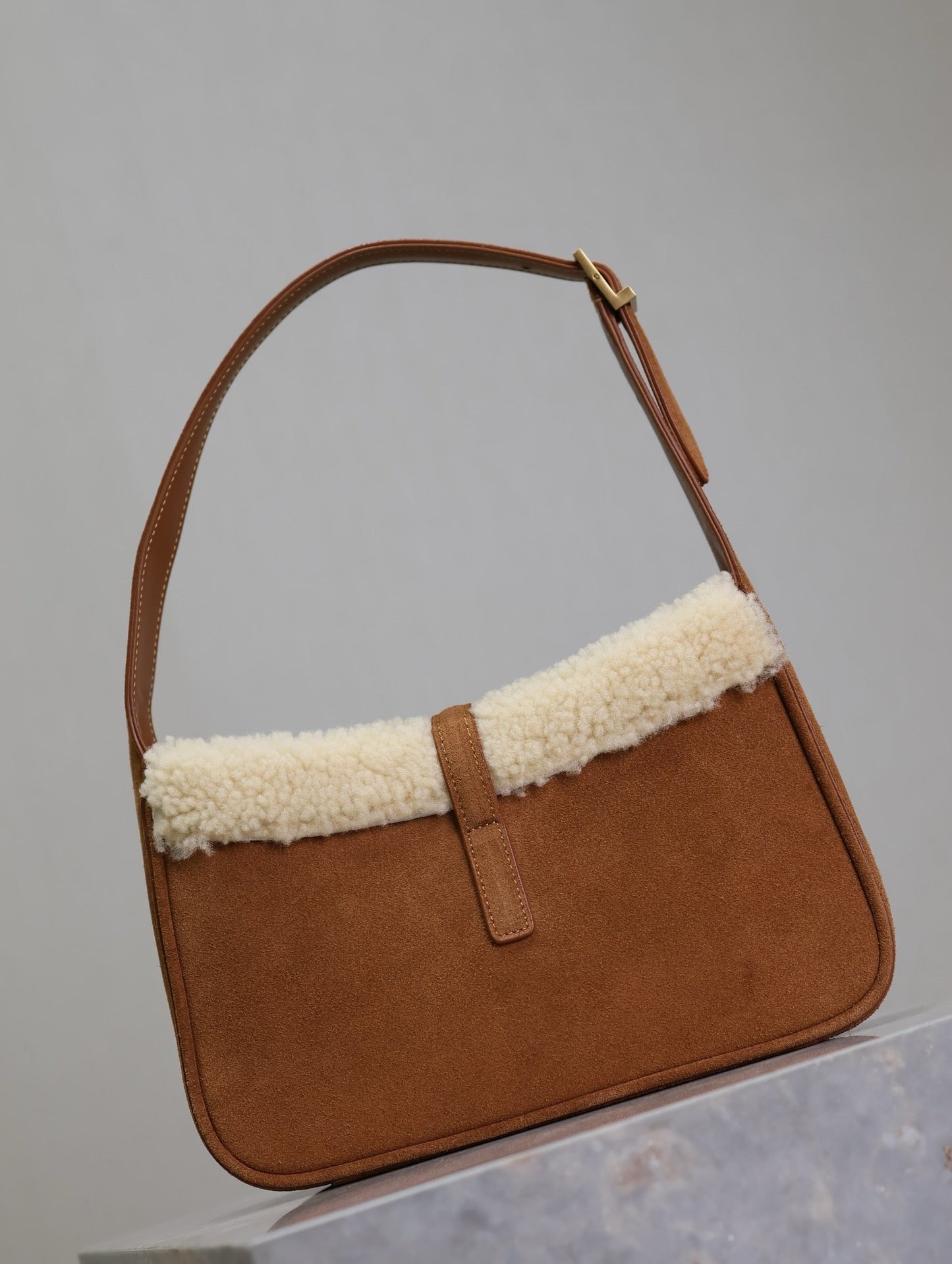 LE 5 À 7 SHOULDER BAG 25 IN BROWNIE SUEDE AND WHITE SHEARLING TRIM