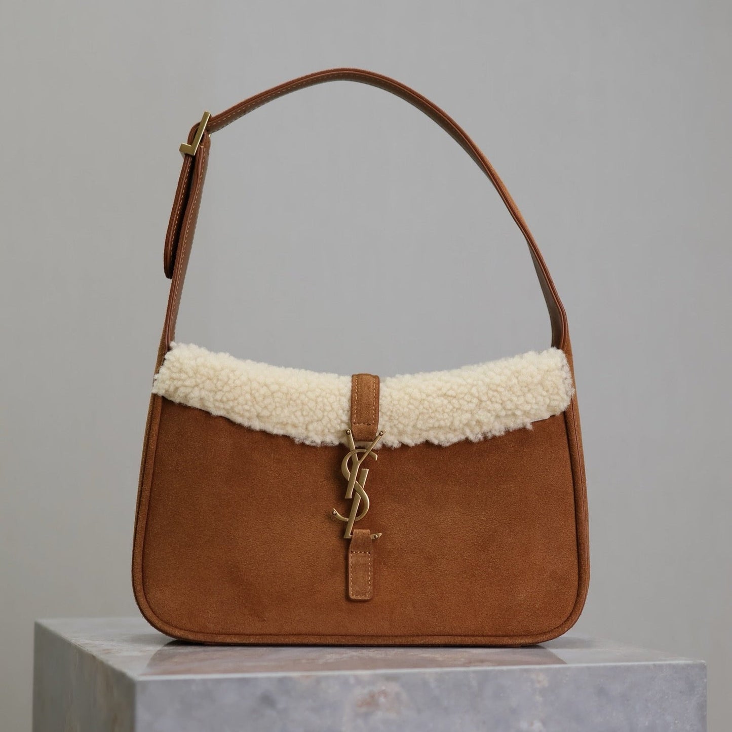 LE 5 À 7 SHOULDER BAG 25 IN BROWNIE SUEDE AND WHITE SHEARLING TRIM