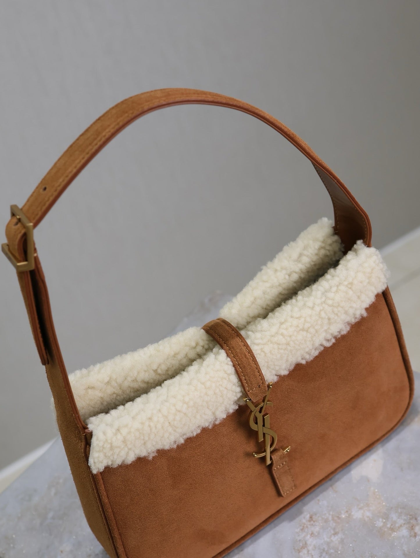 LE 5 À 7 SHOULDER BAG 25 IN BROWNIE SUEDE AND WHITE SHEARLING TRIM