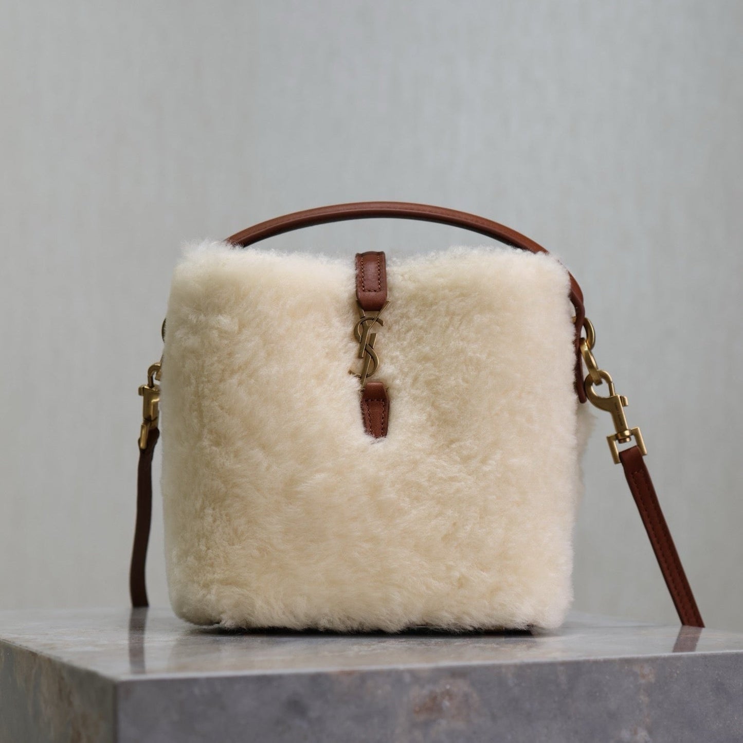 LE 37 MINI BUCKET BAG 15 IN CREAM SHEARLING AND BROWN LEATHER TRIM