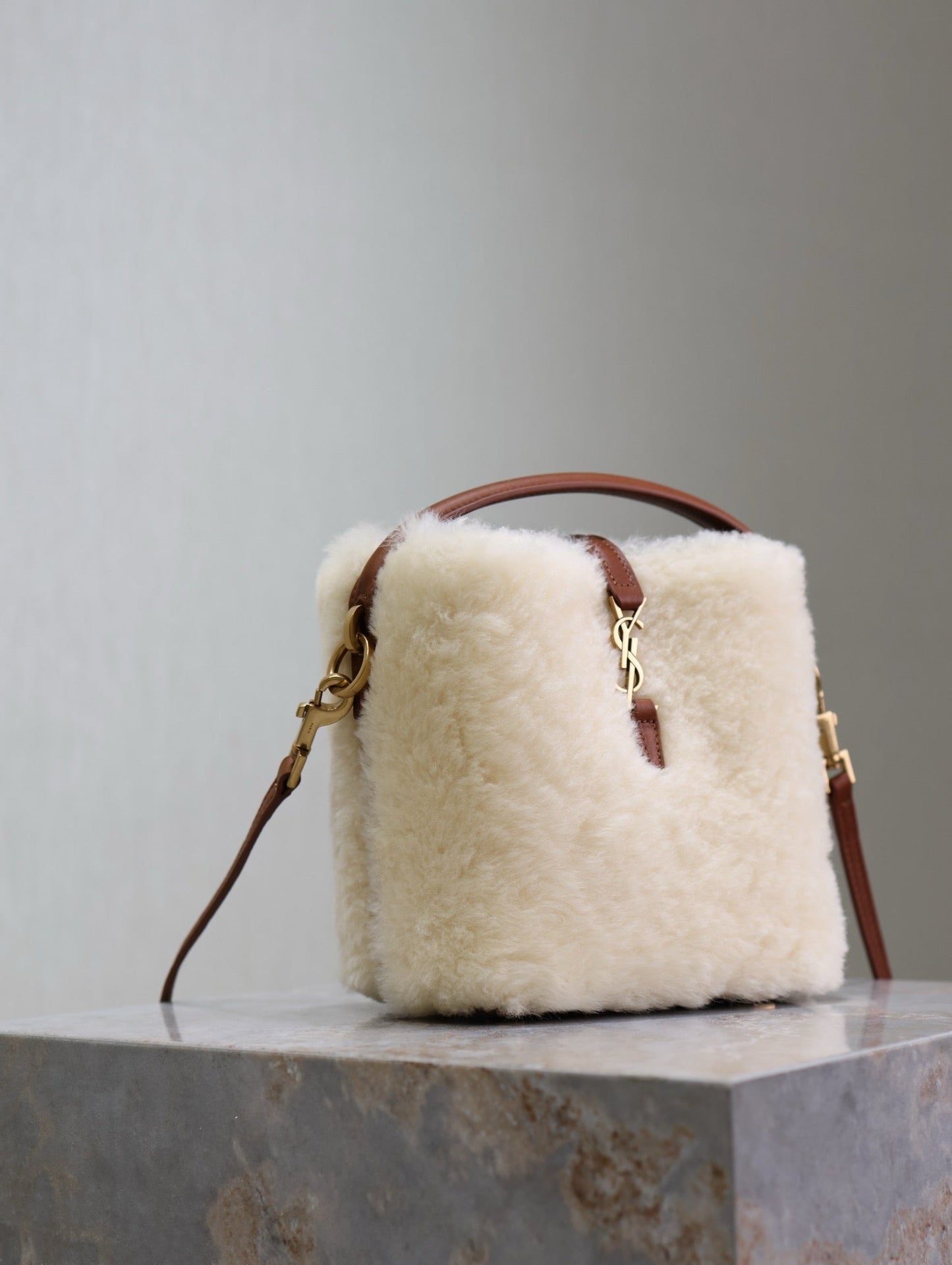 LE 37 MINI BUCKET BAG 15 IN CREAM SHEARLING AND BROWN LEATHER TRIM