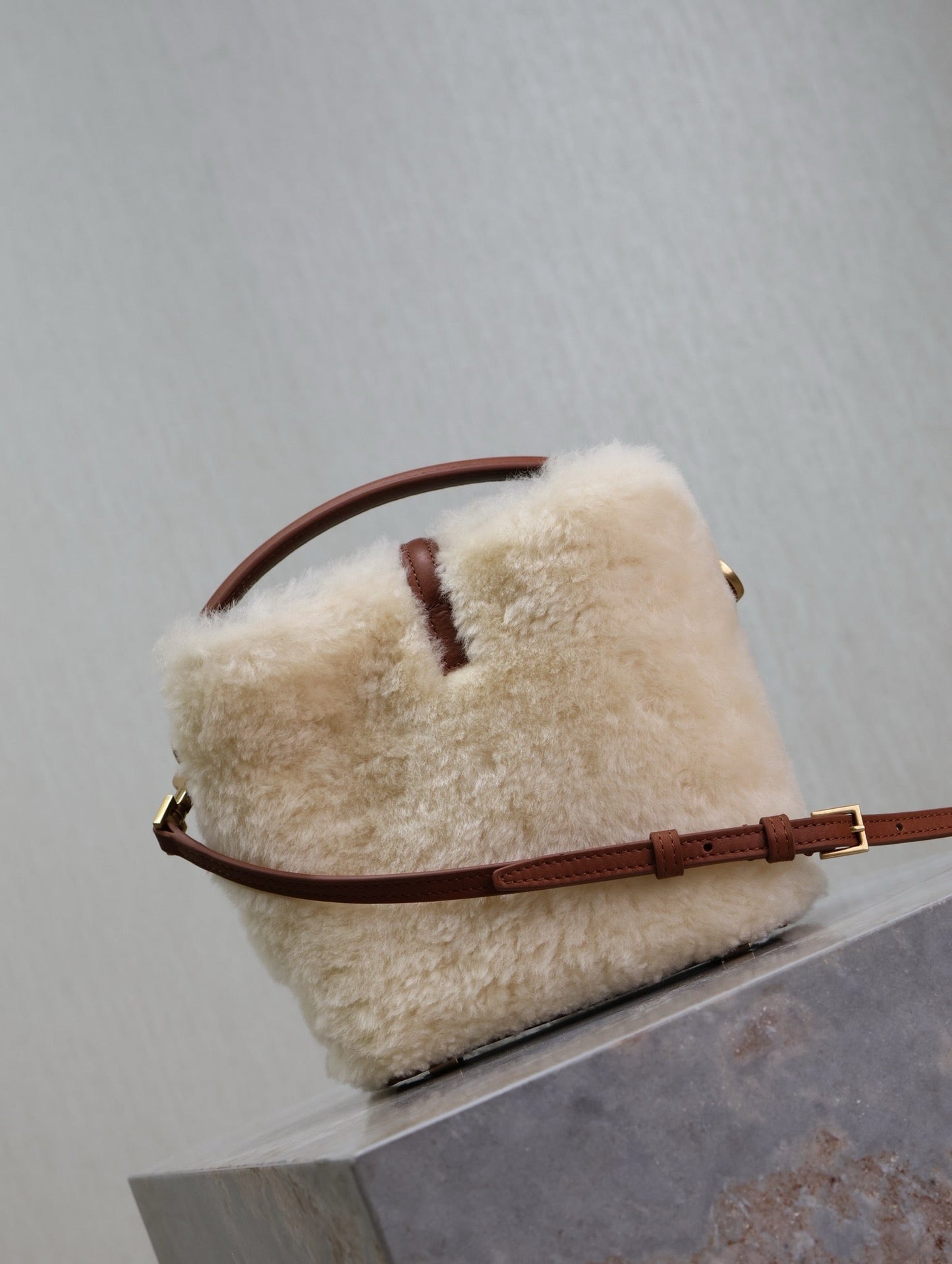 LE 37 MINI BUCKET BAG 15 IN CREAM SHEARLING AND BROWN LEATHER TRIM