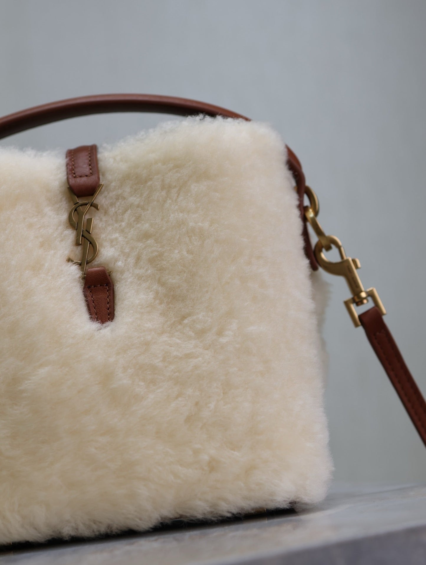 LE 37 MINI BUCKET BAG 15 IN CREAM SHEARLING AND BROWN LEATHER TRIM