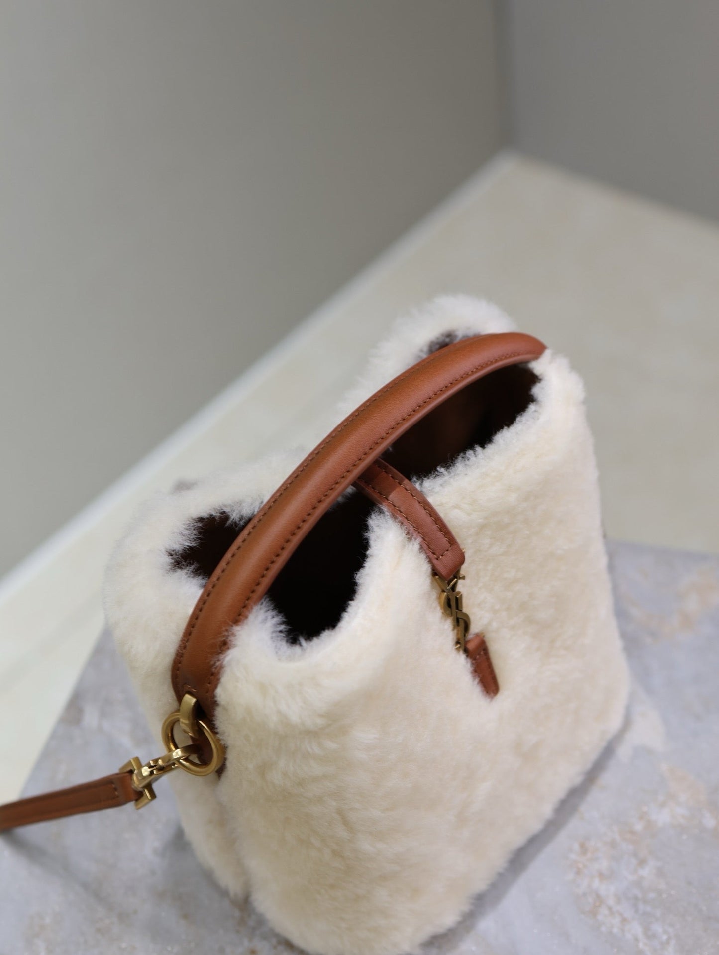 LE 37 MINI BUCKET BAG 15 IN CREAM SHEARLING AND BROWN LEATHER TRIM