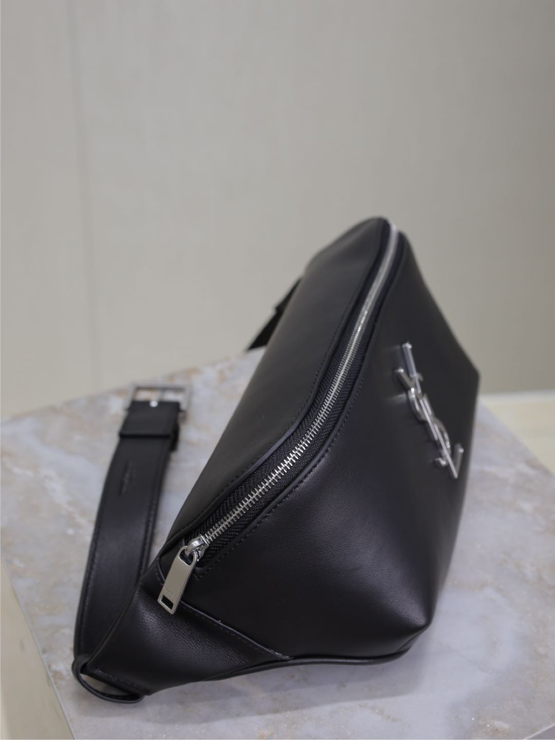 CLASSIC CROSSBODY BAG 25 IN BLACK LAMBSKIN SILVER LOGO