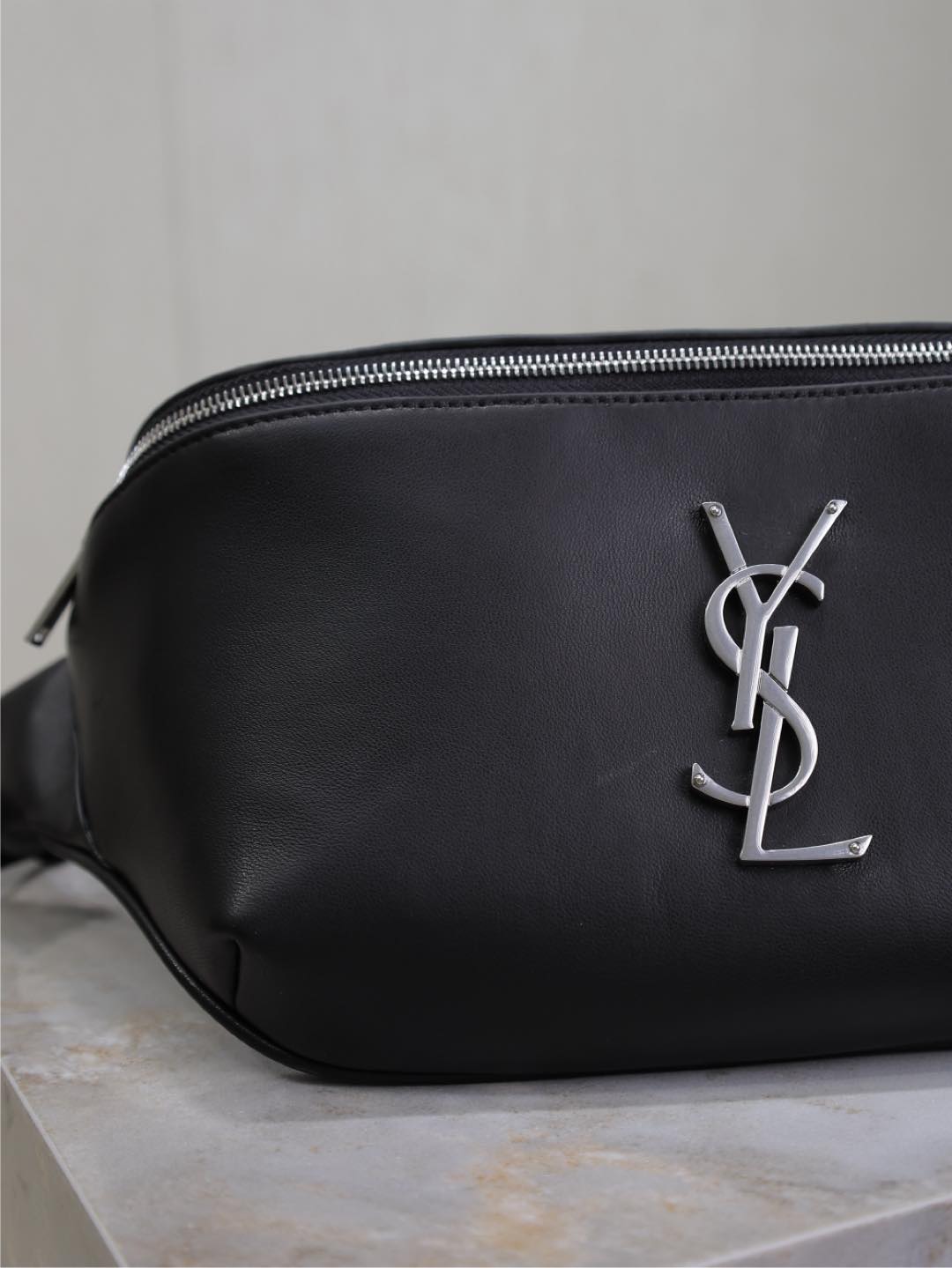 CLASSIC CROSSBODY BAG 25 IN BLACK LAMBSKIN SILVER LOGO