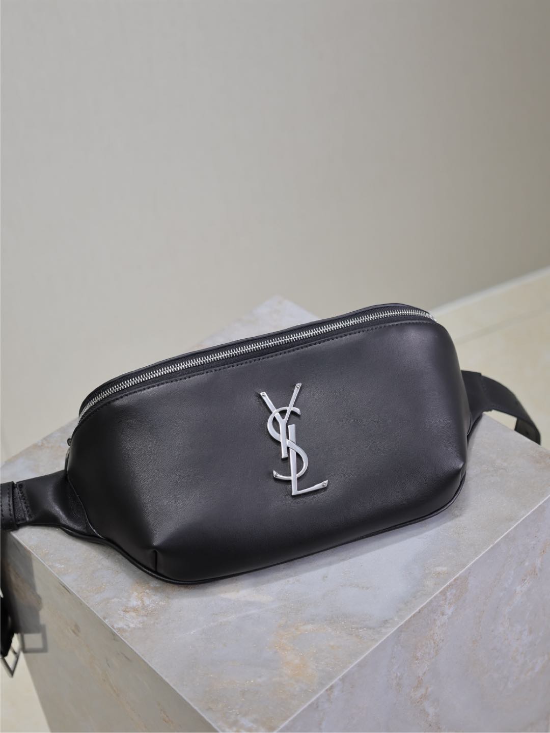 CLASSIC CROSSBODY BAG 25 IN BLACK LAMBSKIN SILVER LOGO