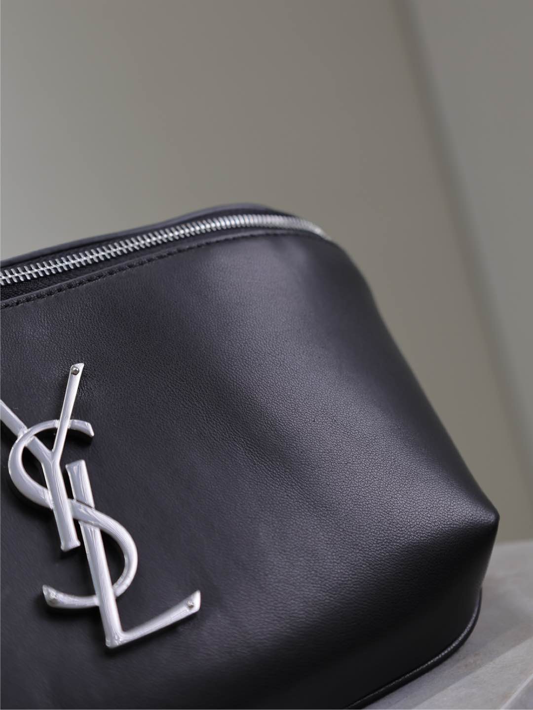 CLASSIC CROSSBODY BAG 25 IN BLACK LAMBSKIN SILVER LOGO