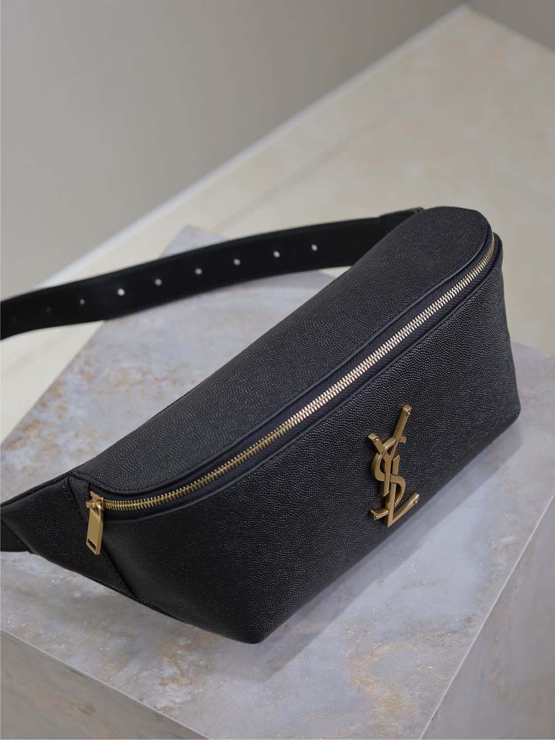 CLASSIC CROSSBODY BAG 25 IN BLACK CAVIAR LEATHER GOLD LOGO