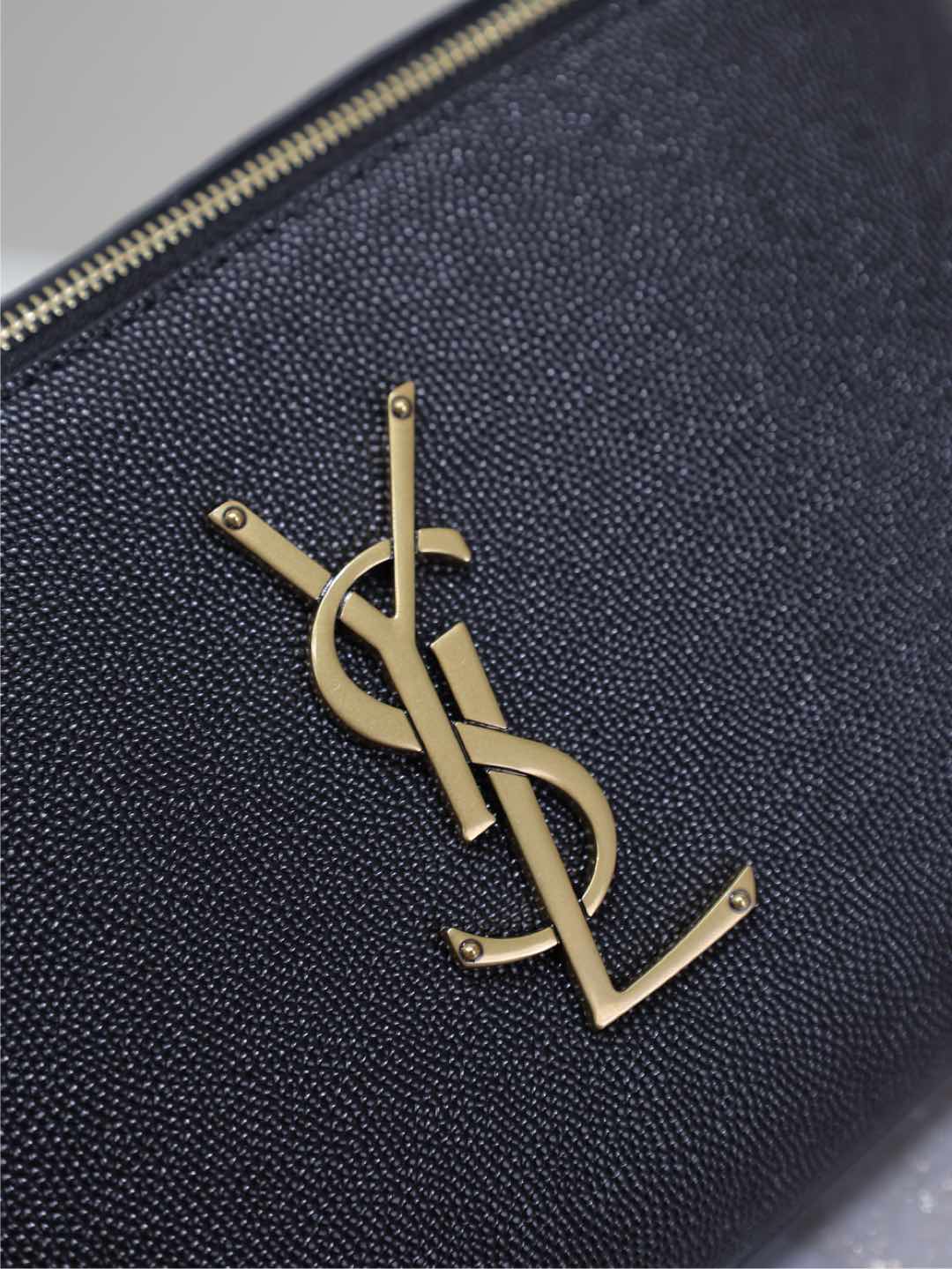 CLASSIC CROSSBODY BAG 25 IN BLACK CAVIAR LEATHER GOLD LOGO