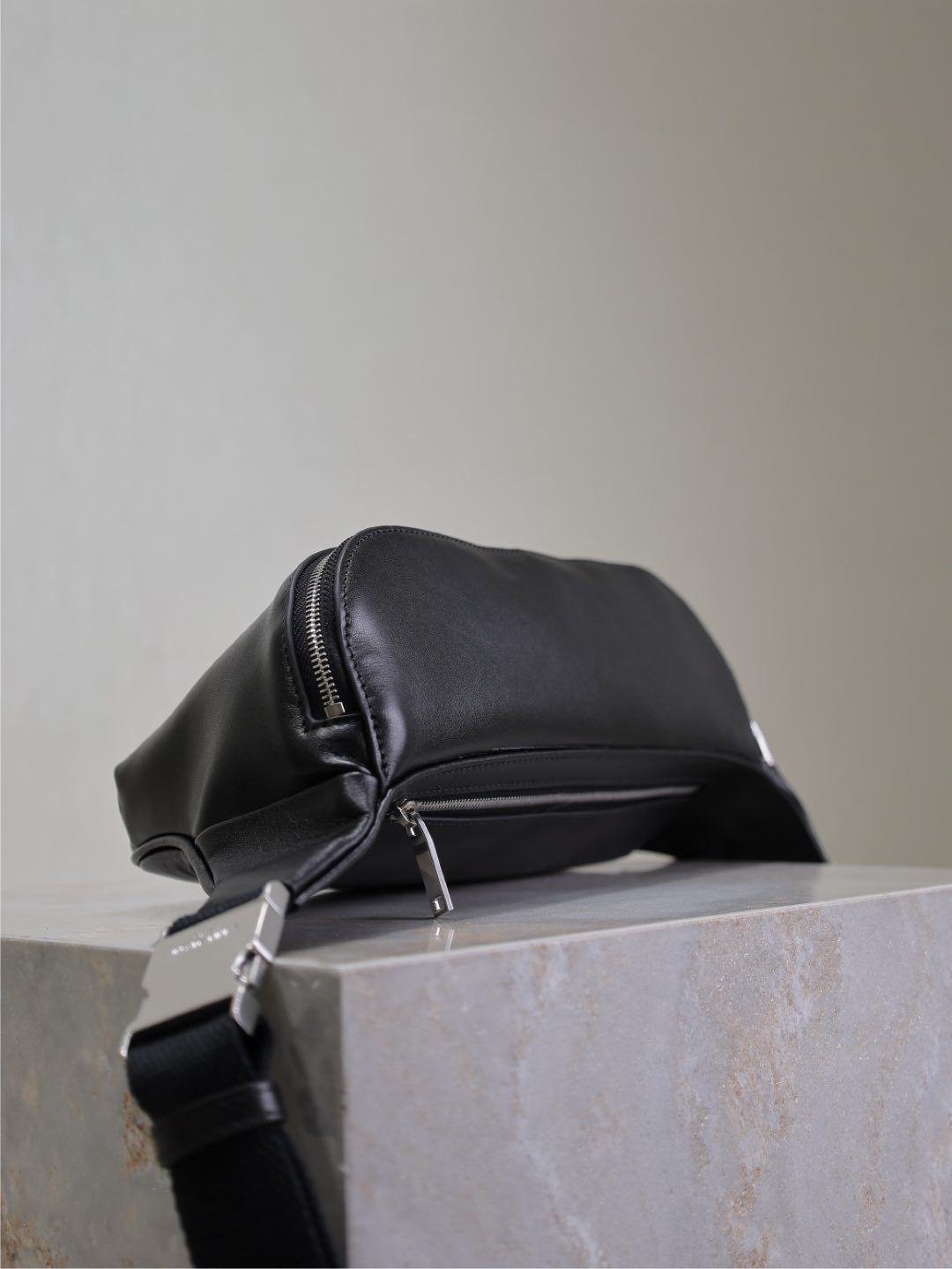 CLASSIC CROSSBODY BAG 26 IN BLACK LAMBSKIN