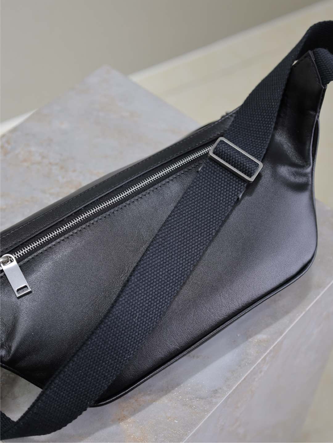 CLASSIC CROSSBODY BAG 26 IN BLACK LAMBSKIN