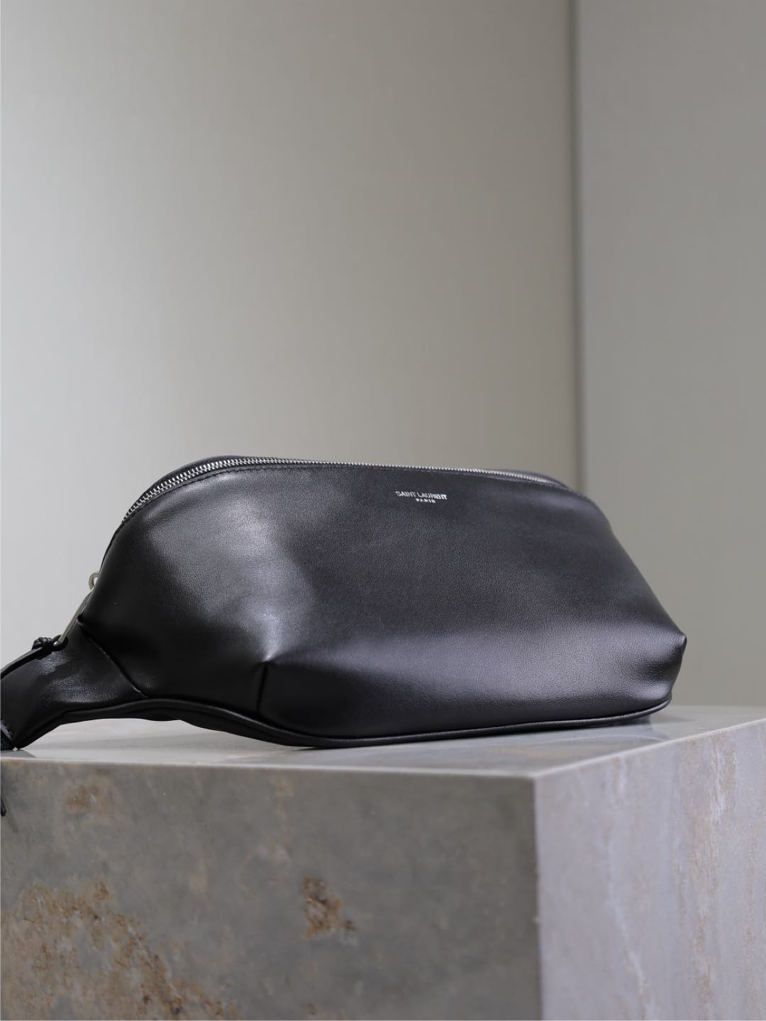 CLASSIC CROSSBODY BAG 26 IN BLACK LAMBSKIN