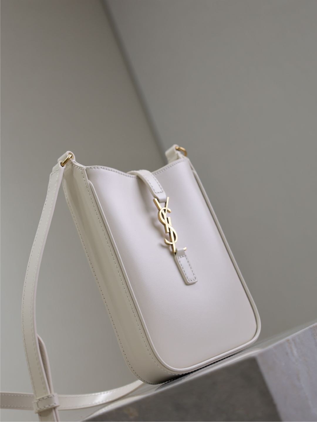 LE 5 À 7 PHONE BAG 18 IN WHITE CALFSKIN