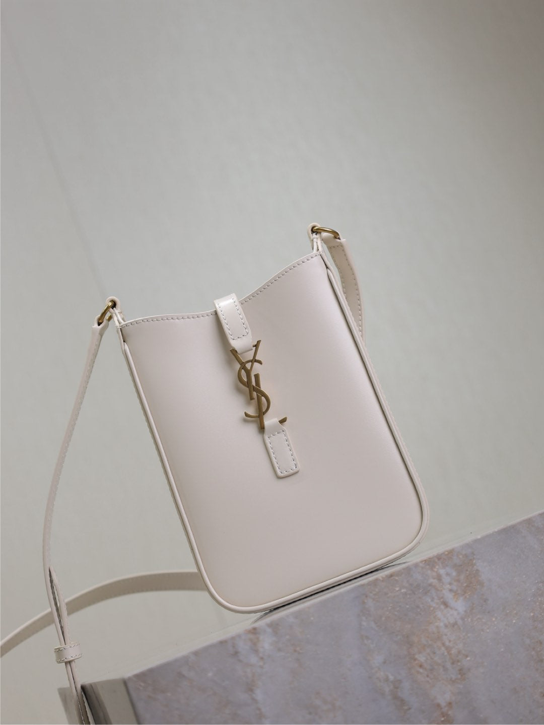 LE 5 À 7 PHONE BAG 18 IN WHITE CALFSKIN