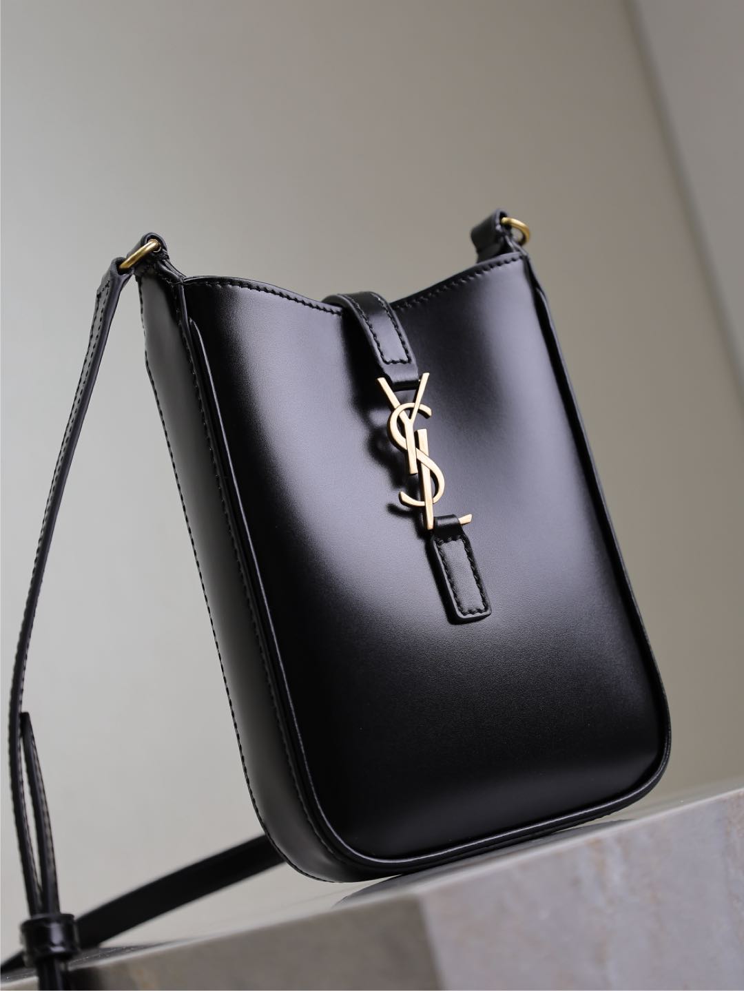 LE 5 À 7 PHONE BAG 18 IN BLACK CALFSKIN