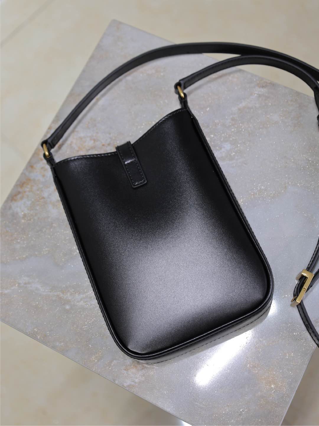 LE 5 À 7 PHONE BAG 18 IN BLACK CALFSKIN