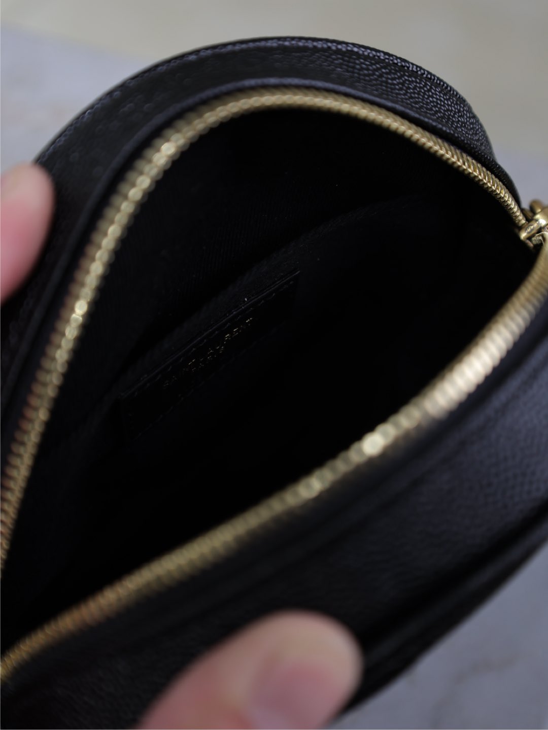 VINYLE SMALL ROUND BAG 17 IN BLACK CAVIAR LEATHER GOLD HARDWARE