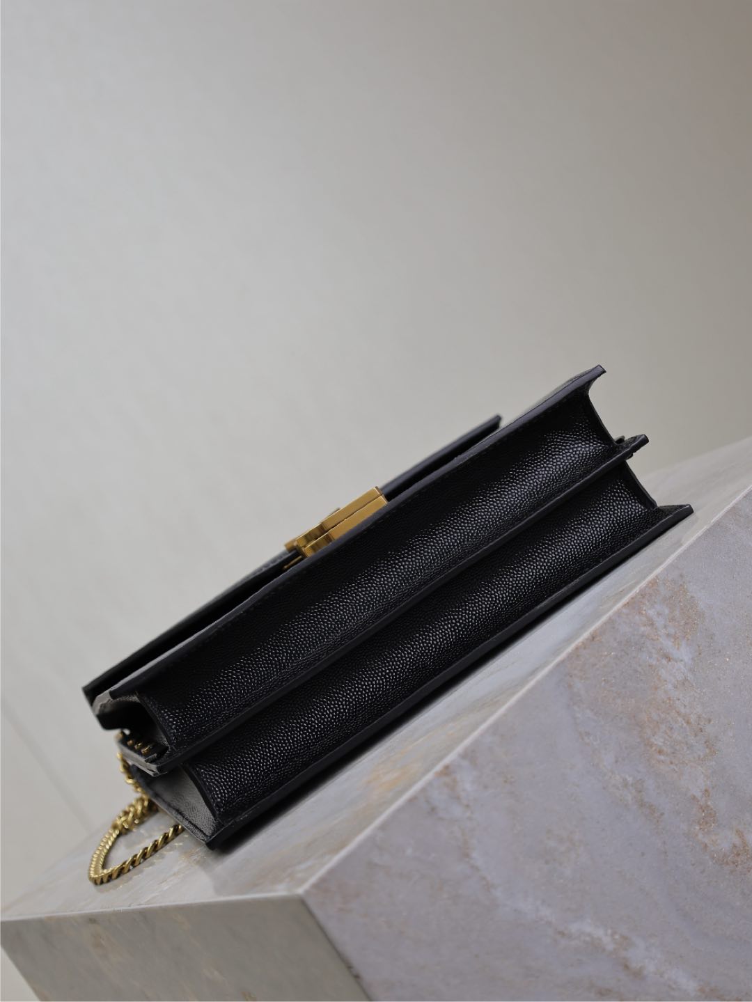 CASSANDRA CHAIN BAG 22 IN BLACK CAVIAR PATTERN CALFSKIN GOLD HARDWARE