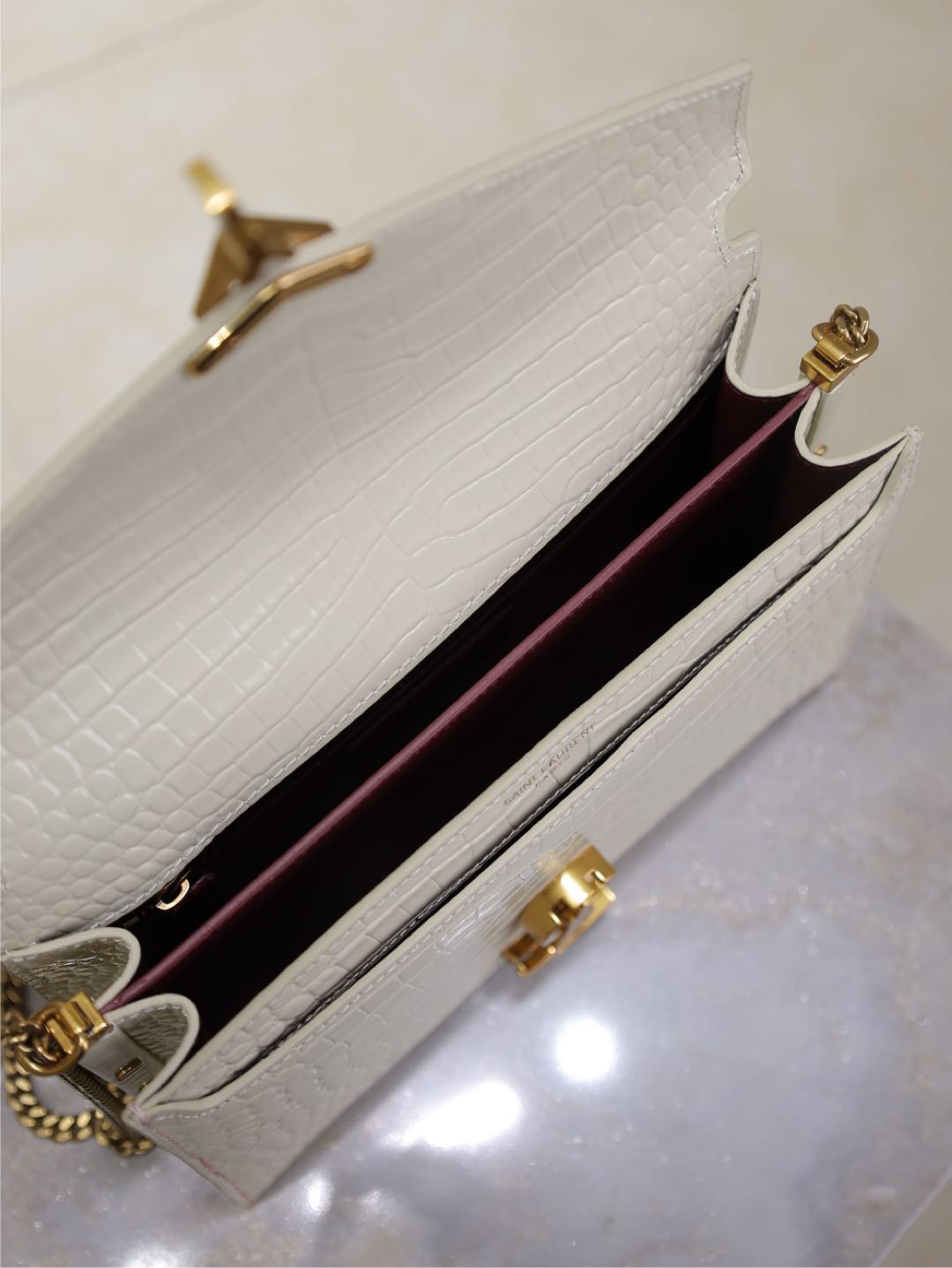 CASSANDRA CHAIN BAG 22 IN WHITE CROCODILE PATTERN CALFSKIN GOLD HARDWARE