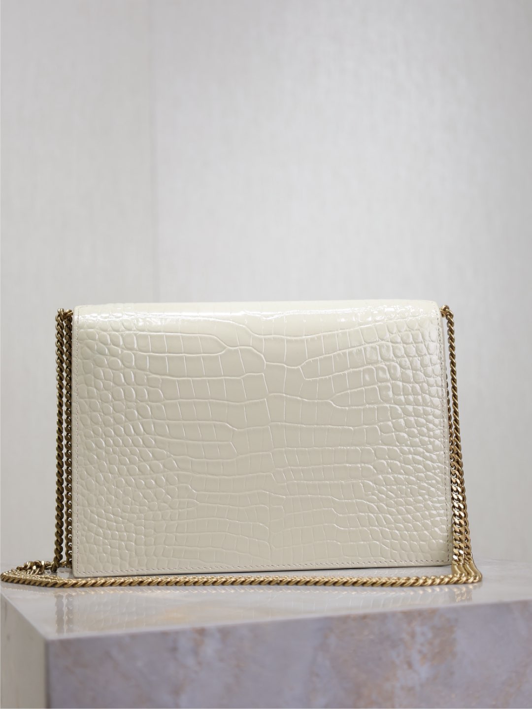 CASSANDRA CHAIN BAG 22 IN WHITE CROCODILE PATTERN CALFSKIN GOLD HARDWARE