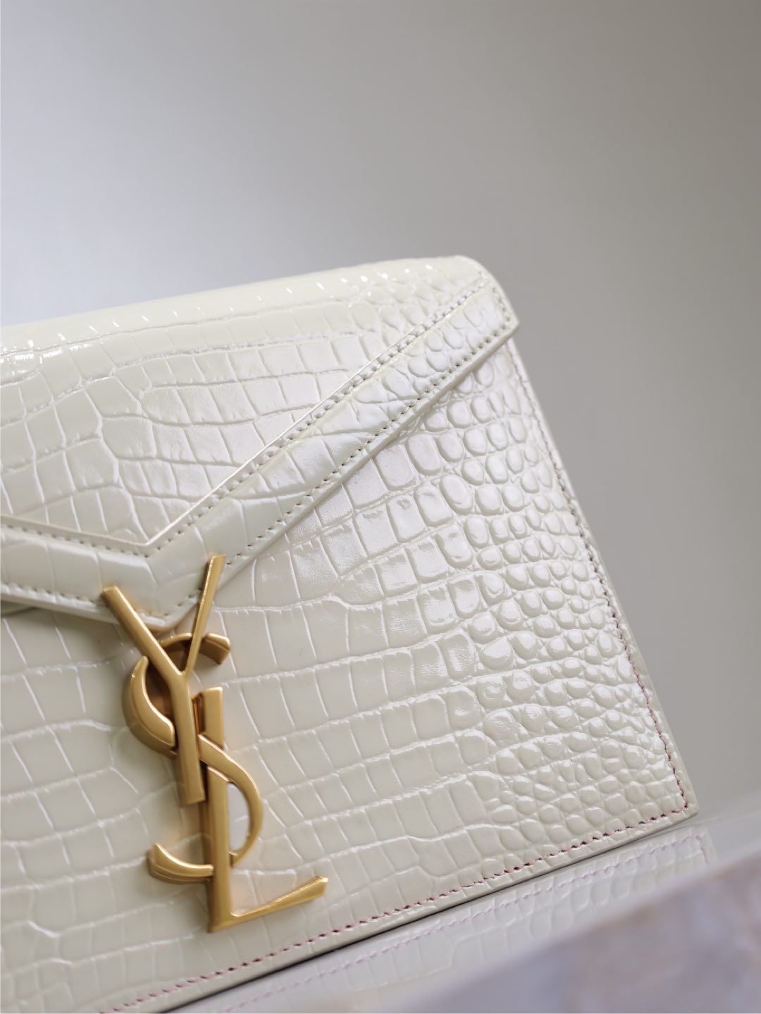 CASSANDRA CHAIN BAG 22 IN WHITE CROCODILE PATTERN CALFSKIN GOLD HARDWARE