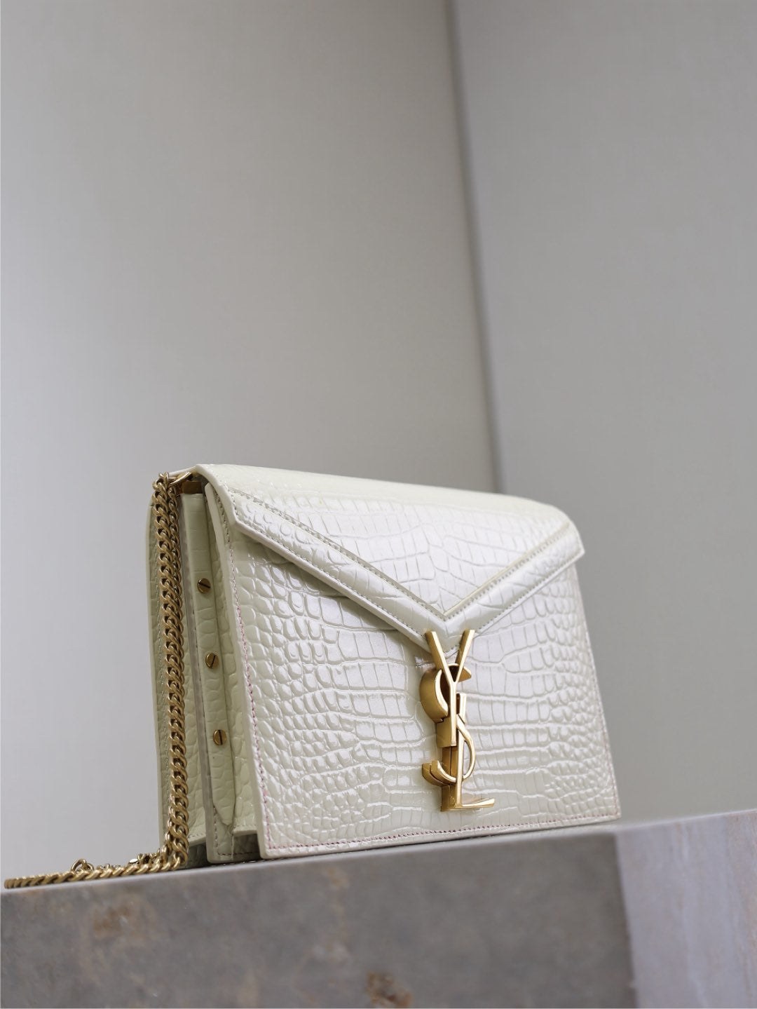 CASSANDRA CHAIN BAG 22 IN WHITE CROCODILE PATTERN CALFSKIN GOLD HARDWARE