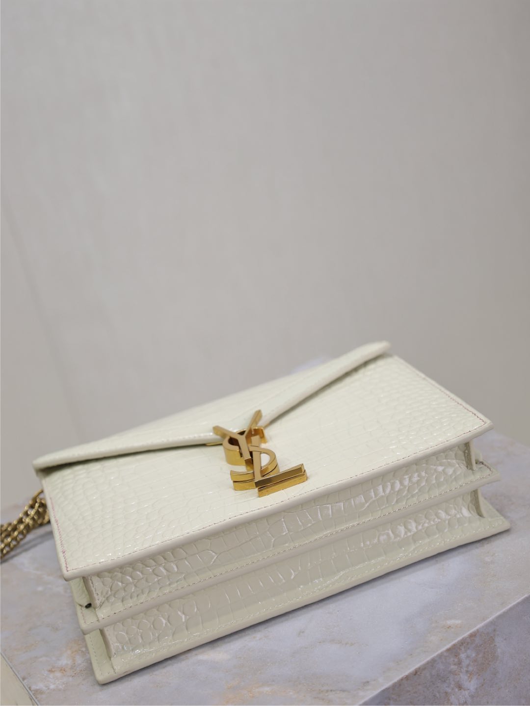 CASSANDRA CHAIN BAG 22 IN WHITE CROCODILE PATTERN CALFSKIN GOLD HARDWARE