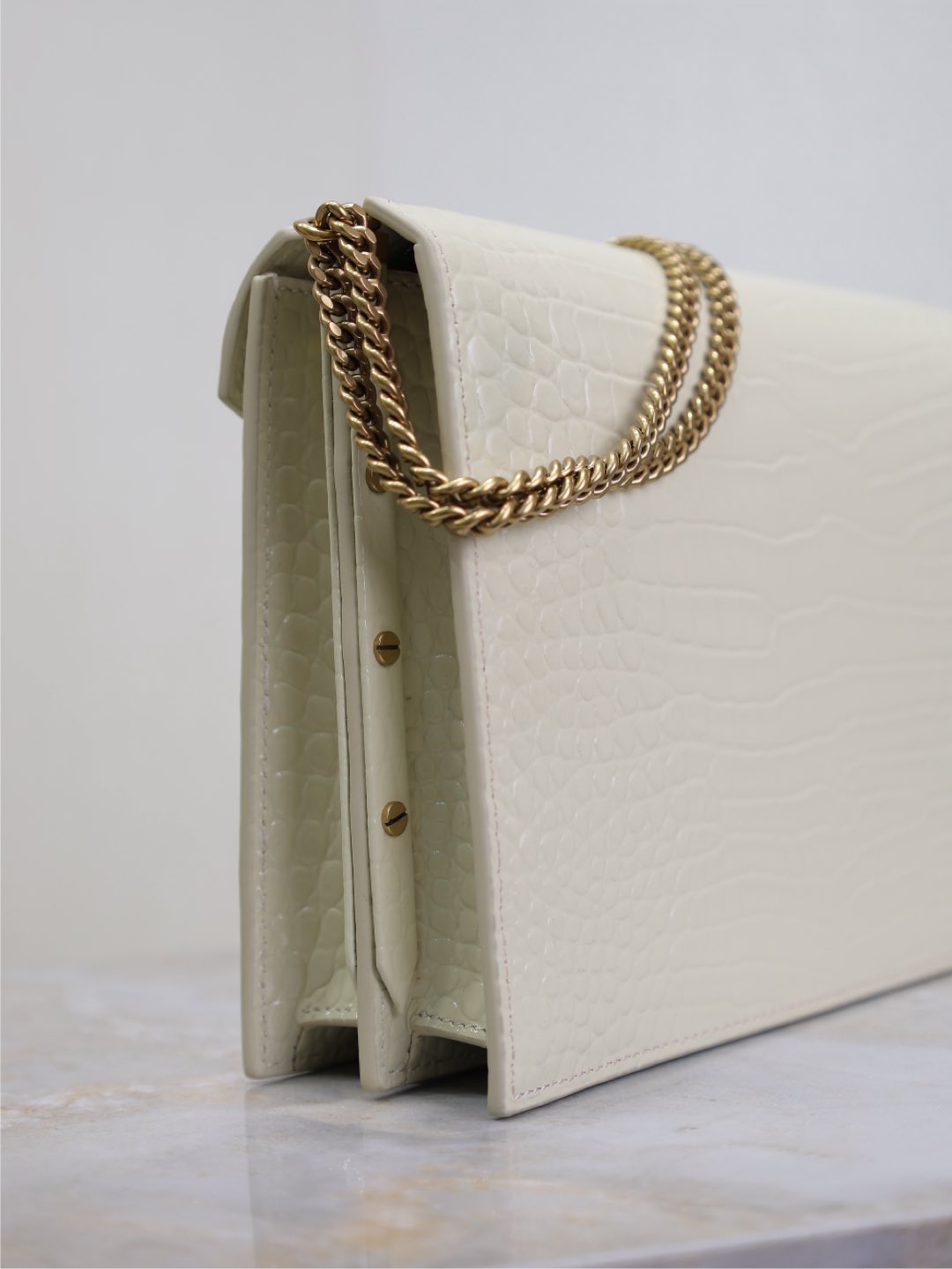 CASSANDRA CHAIN BAG 22 IN WHITE CROCODILE PATTERN CALFSKIN GOLD HARDWARE