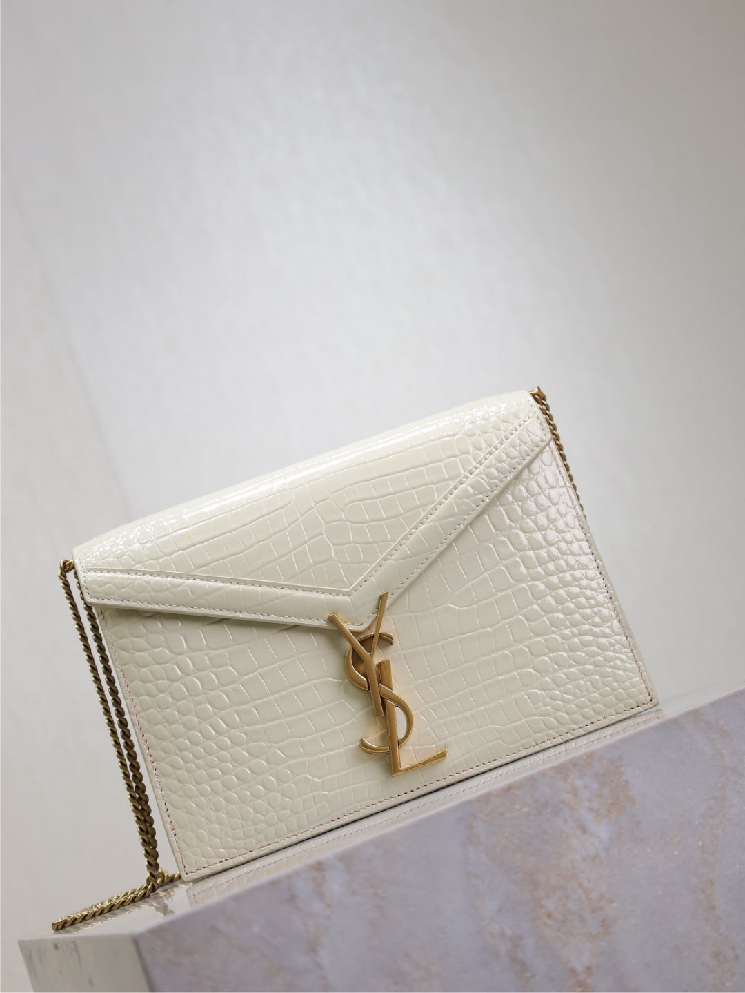 CASSANDRA CHAIN BAG 22 IN WHITE CROCODILE PATTERN CALFSKIN GOLD HARDWARE