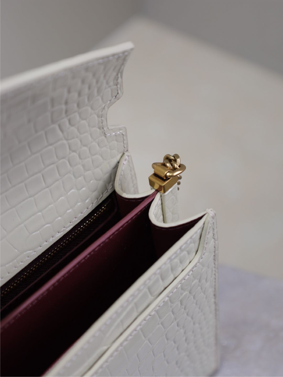 CASSANDRA CHAIN BAG 22 IN WHITE CROCODILE PATTERN CALFSKIN GOLD HARDWARE