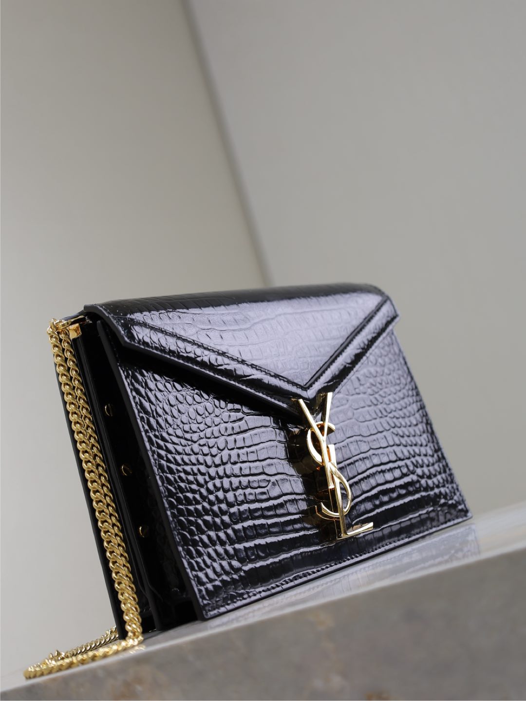 CASSANDRA CHAIN BAG 22 IN BLACK CROCODILE PATTERN CALFSKIN GOLD HARDWARE