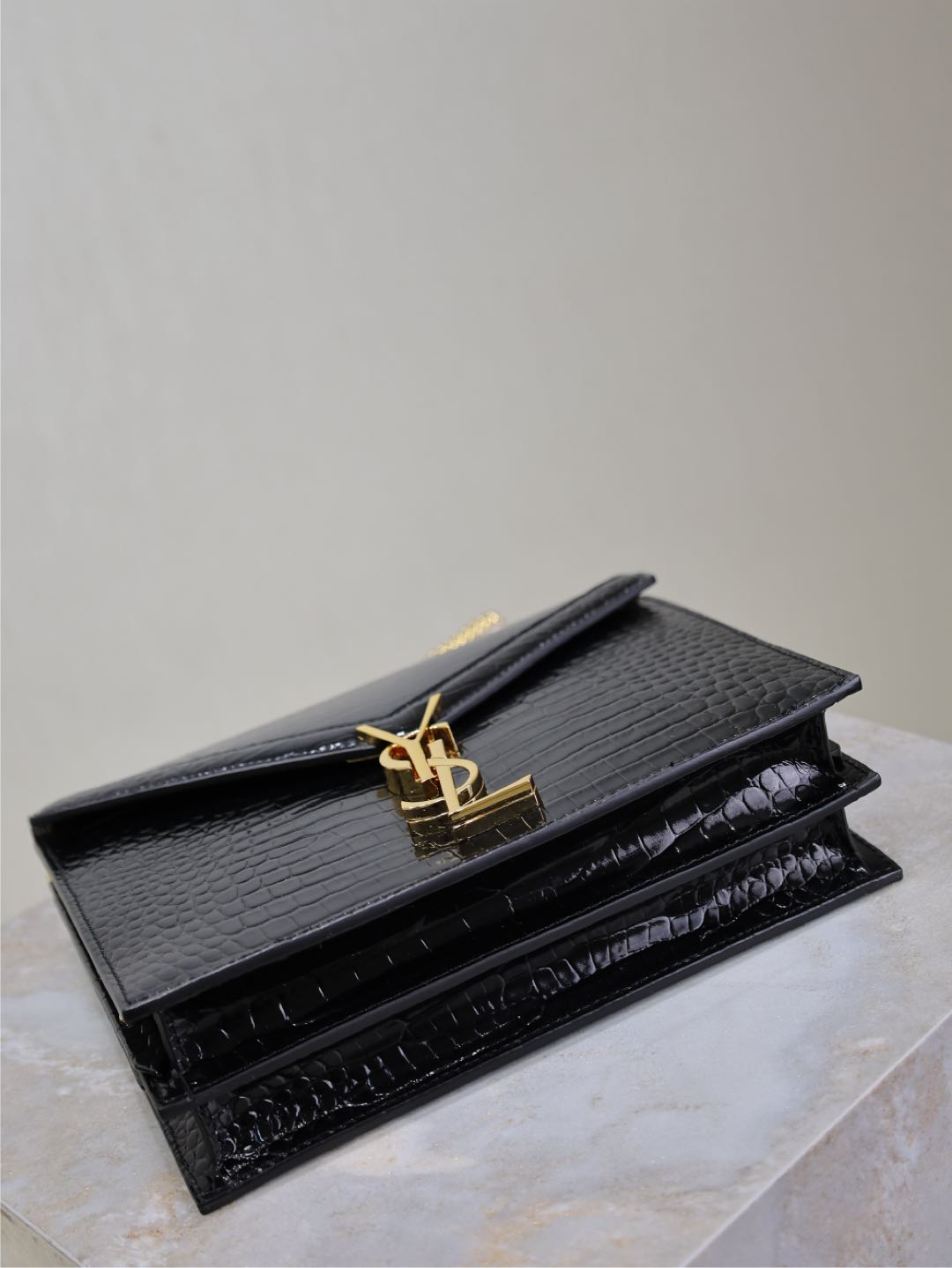 CASSANDRA CHAIN BAG 22 IN BLACK CROCODILE PATTERN CALFSKIN GOLD HARDWARE