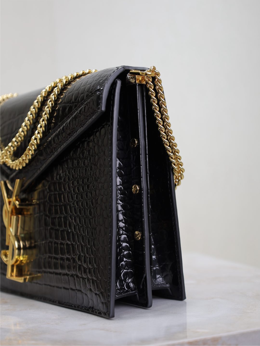 CASSANDRA CHAIN BAG 22 IN BLACK CROCODILE PATTERN CALFSKIN GOLD HARDWARE