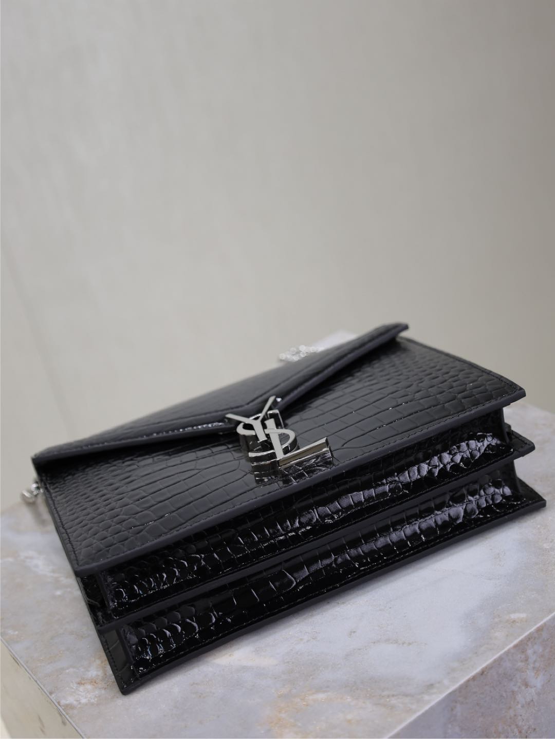 CASSANDRA CHAIN BAG 22 IN BLACK CROCODILE PATTERN CALFSKIN SILVER HARDWARE