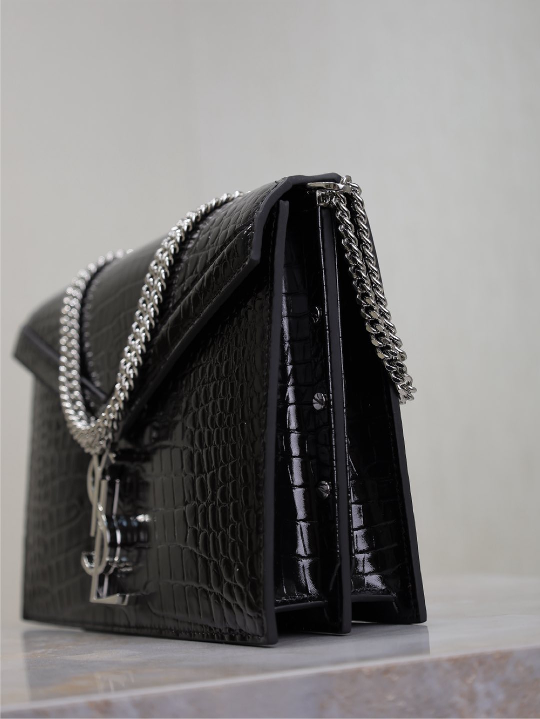 CASSANDRA CHAIN BAG 22 IN BLACK CROCODILE PATTERN CALFSKIN SILVER HARDWARE