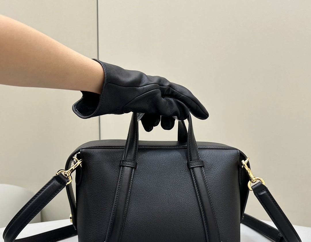 FENDI 27 BAG IN BLACK CALFSKIN WITH GOLD HARDWARE