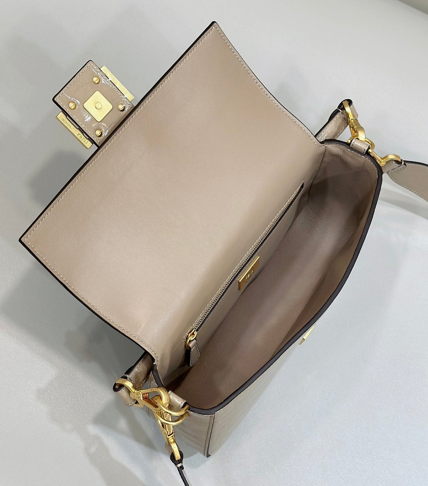 FENDI BAGUETTE 27 BAG IN SAND BEIGE CALFSKIN WITH GOLD HARDWARE